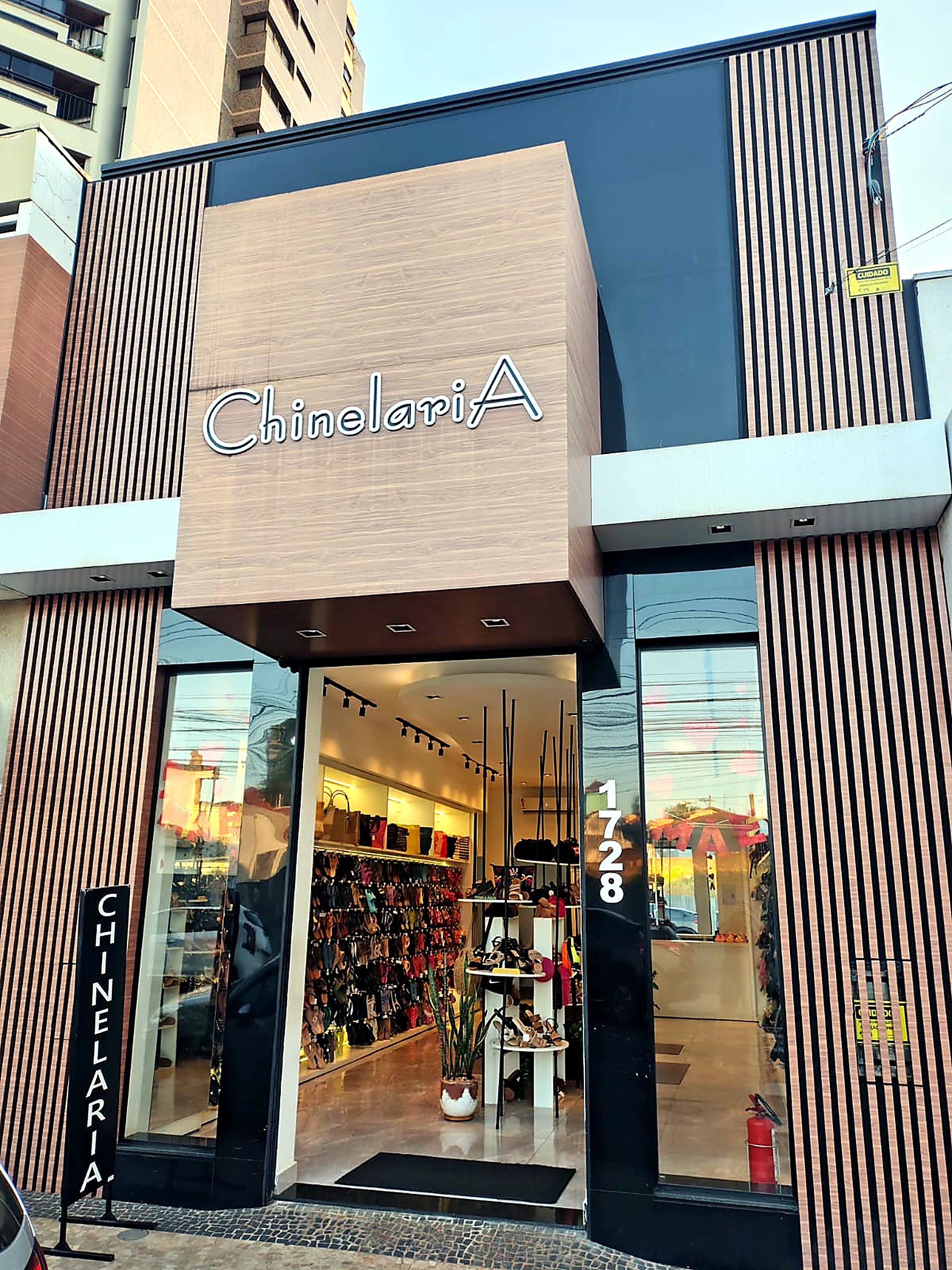 Fachada moderna da Chinelaria
