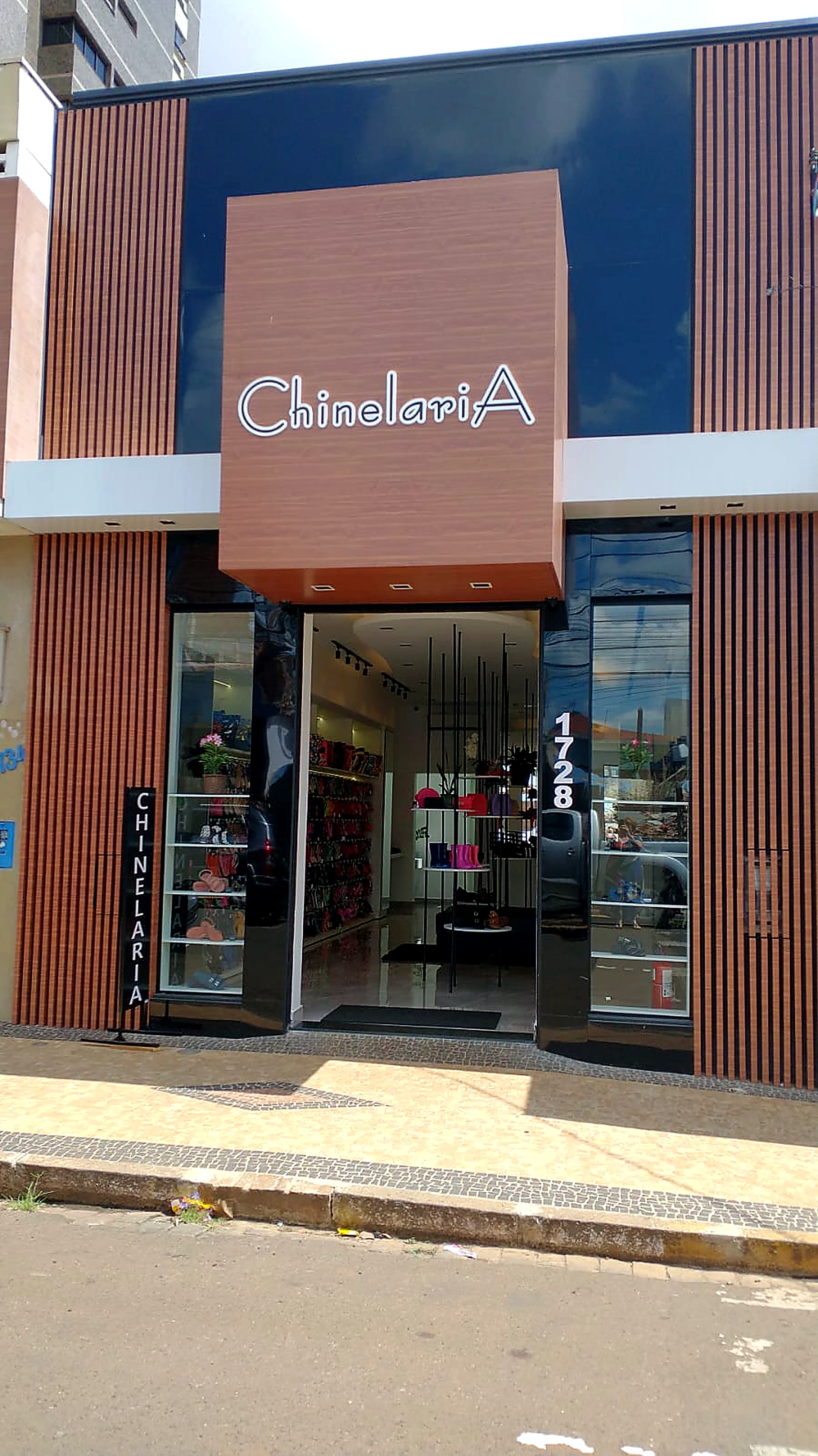 Fachada da Chinelaria Pirassununga na Rua Duque de Caxias