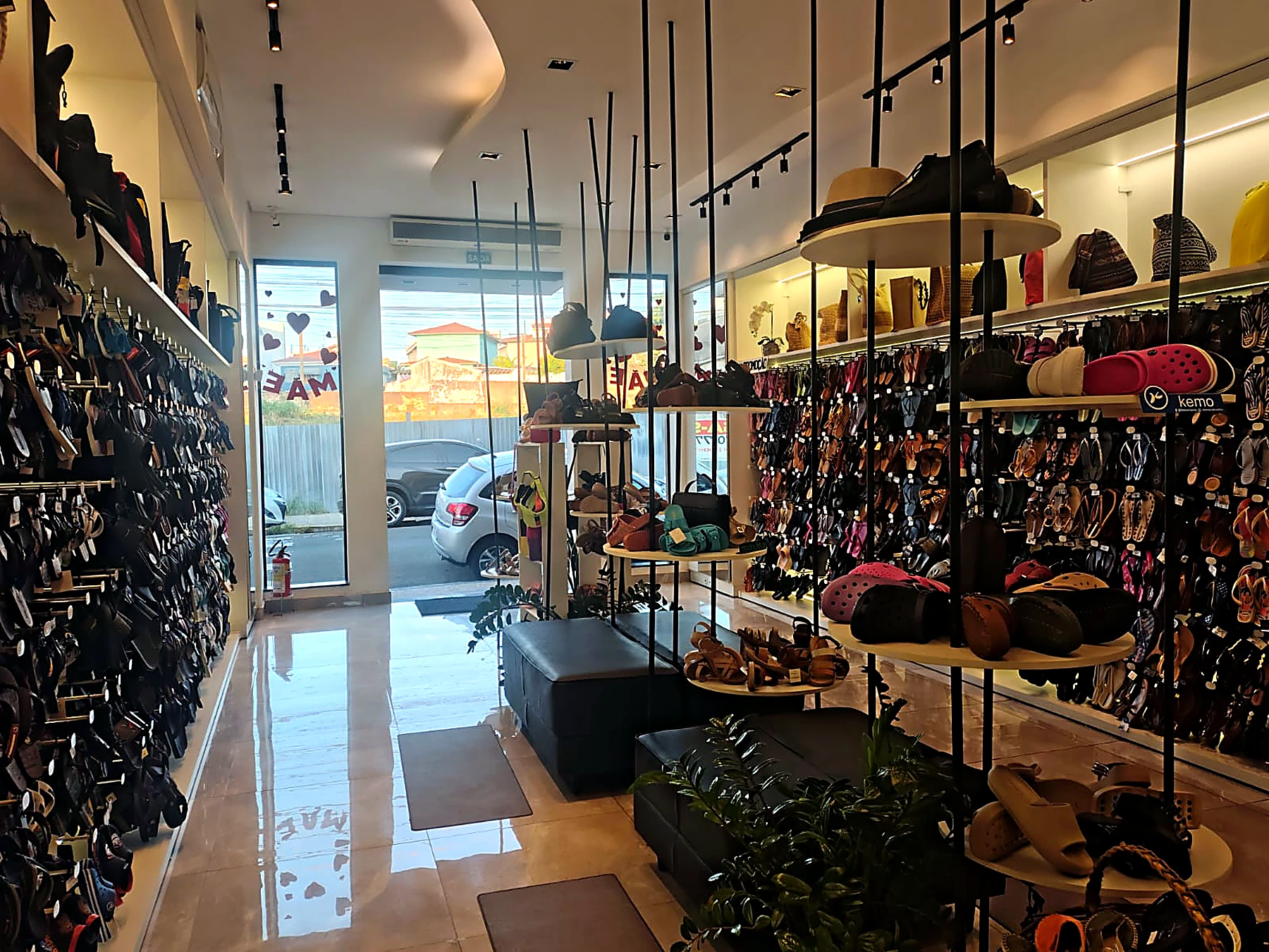 Interior da Chinelaria com grande variedade de produtos